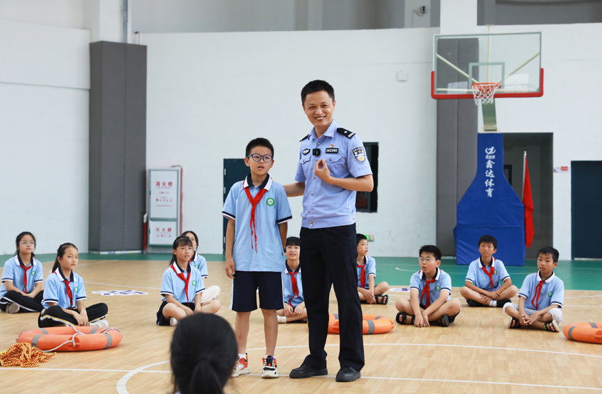 民警向学生讲解防溺水和心肺复苏急救等知识。王强摄
