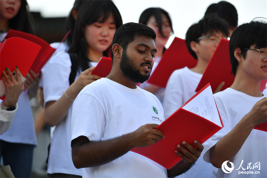 江西中医药大学的中外学生在滕阁脚下齐诵《滕王阁序》。 人民网记者 时雨摄