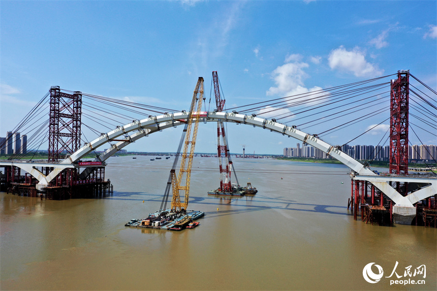 28日，国内叠合板组合梁桥面最宽的拱桥复兴大桥主拱合龙。人民网记者 时雨摄