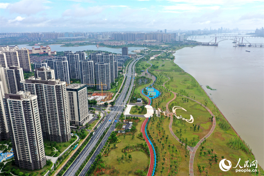 南昌市红谷滩区，赣江沿岸的市民公园绿意盎然。人民网记者 时雨摄