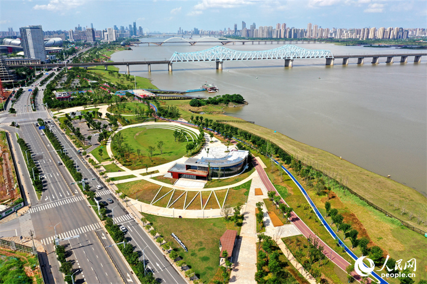 南昌市红谷滩区，赣江沿岸的市民公园绿意盎然。人民网记者 时雨摄