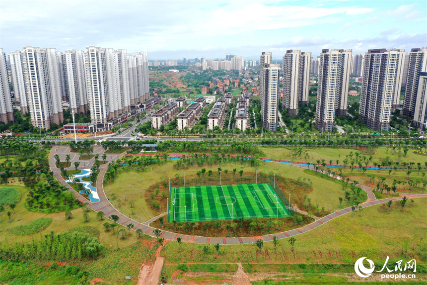 南昌市红谷滩区，赣江沿岸的市民公园绿意盎然。人民网记者 时雨摄