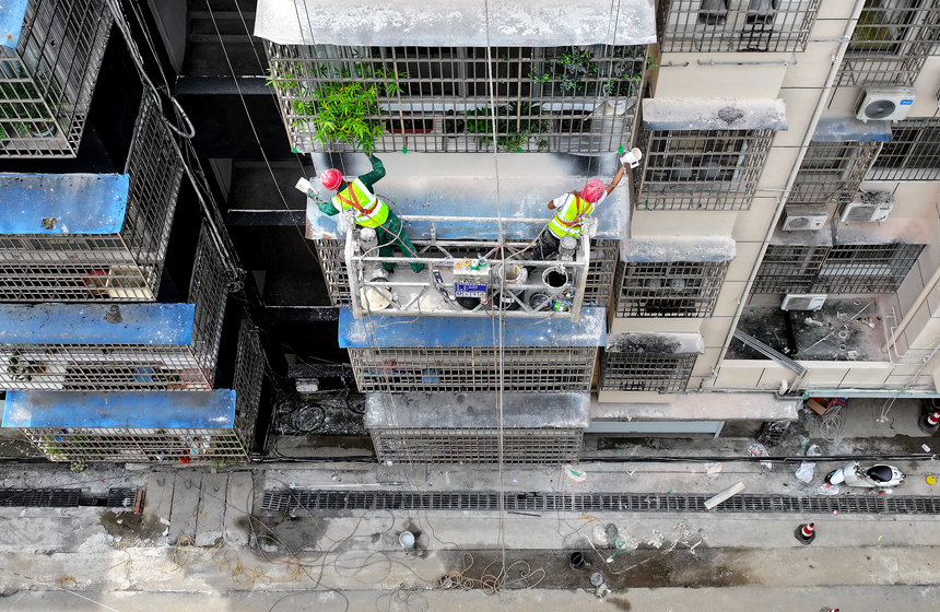 宜丰县耶溪社区商务老旧小区进行外立面改造作业。何贱来摄