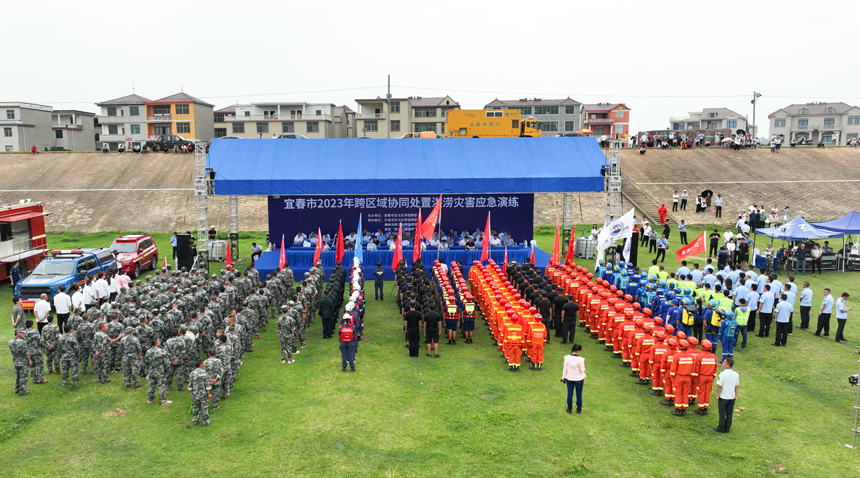 宜春市2023年跨区域协同处置洪涝灾害应急演练在丰城市泉港镇举行。王堃摄