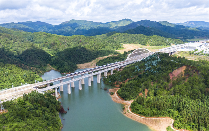  航拍镜头下的定南县龙归湖景区山明水秀，风景优美。张睿摄