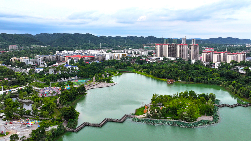 航拍宜丰县新昌湖省级湿地公园，绿水、绿岛、绿树与蓝天白云相映成景。何贱来摄