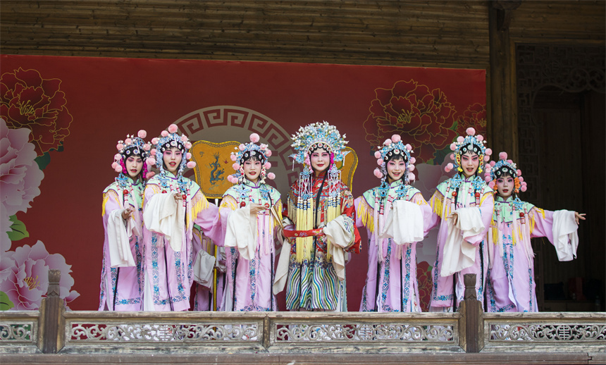 非遺徽劇在篁嶺演出。篁嶺景區供圖