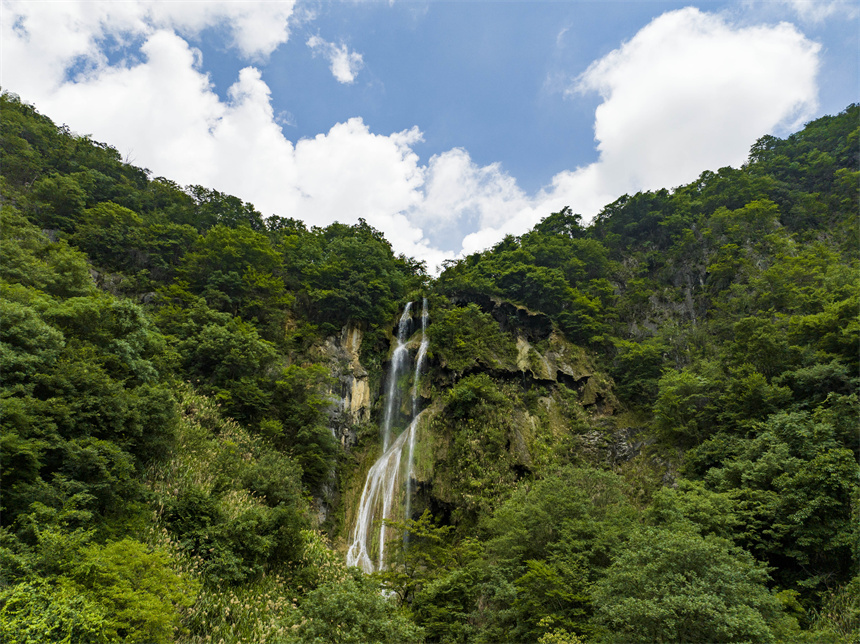 盛夏時節，湖口縣付垅鄉東澗茶場山間滴水崖瀑布景致如畫。李學華攝