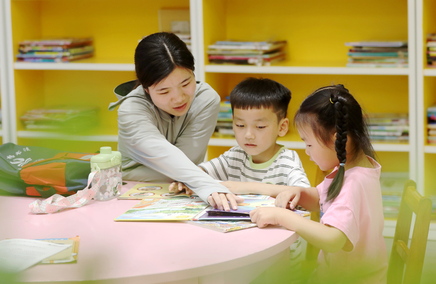 孩子们在浓浓的书香中度过假期，享受夏日美妙时光。陈旗海摄
