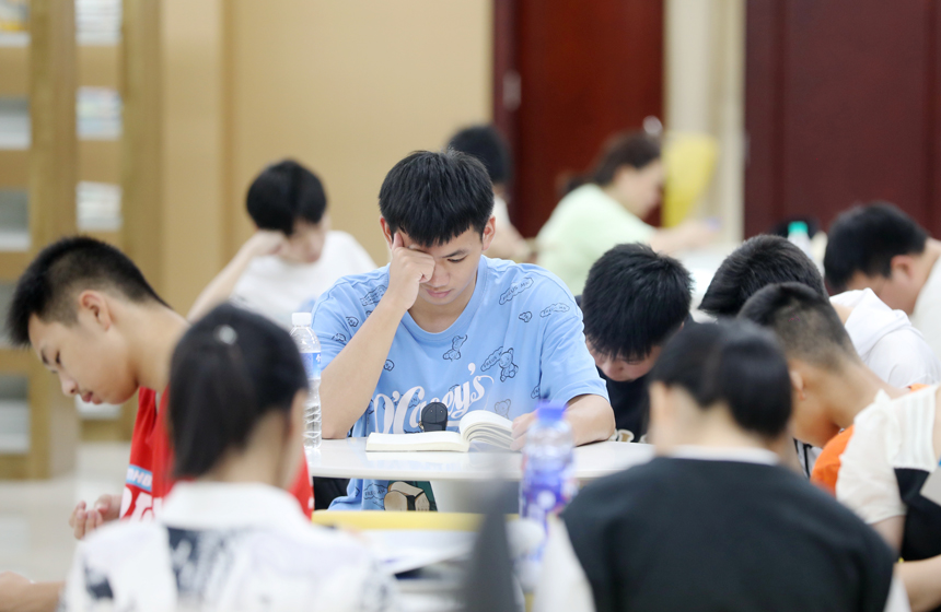 孩子们在浓浓的书香中度过假期，享受夏日美妙时光。陈旗海摄