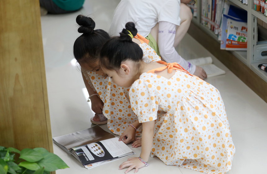 孩子们在浓浓的书香中度过假期，享受夏日美妙时光。陈旗海摄
