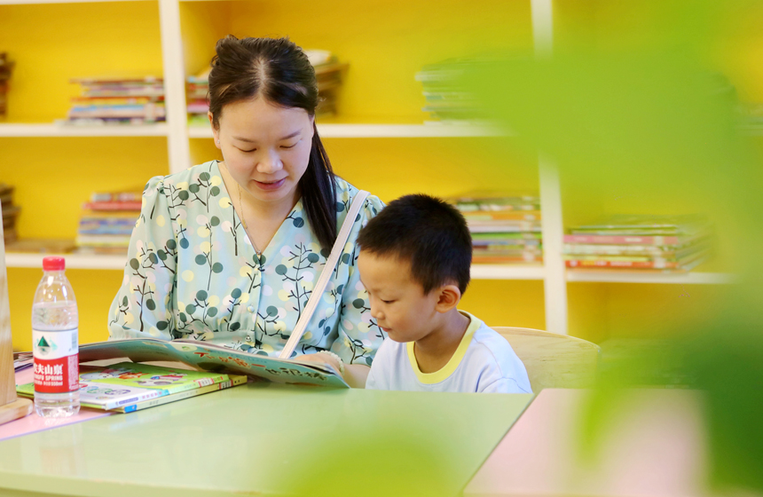 孩子们在浓浓的书香中度过假期，享受夏日美妙时光。陈旗海摄