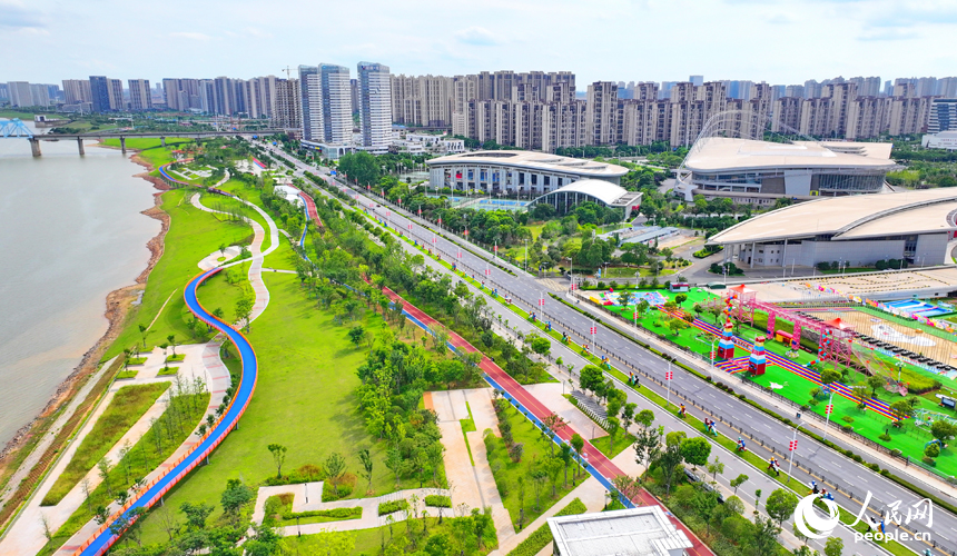 航拍南昌市红谷滩区赣江市民公园，水清岸绿，美不胜收。人民网 朱海鹏摄