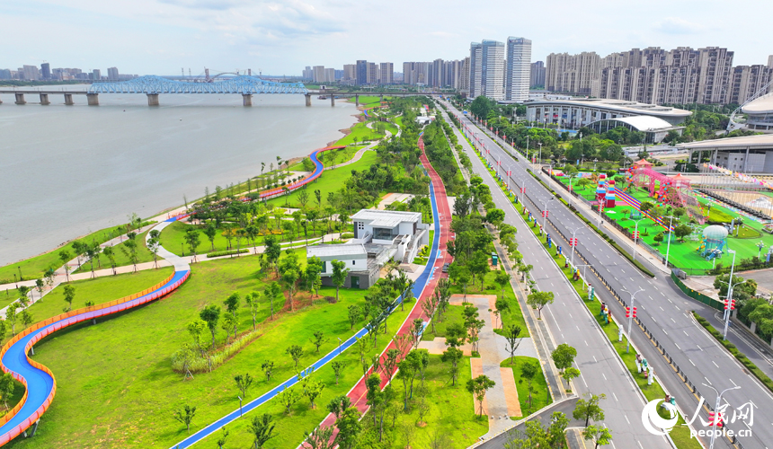航拍南昌市红谷滩区赣江市民公园，水清岸绿，美不胜收。人民网 朱海鹏摄