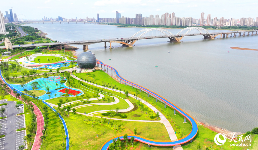 航拍南昌市红谷滩区赣江市民公园，水清岸绿，美不胜收。人民网 朱海鹏摄