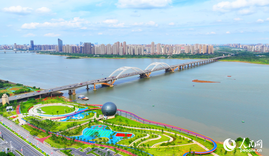 航拍南昌市红谷滩区赣江市民公园，水清岸绿，美不胜收。人民网 朱海鹏摄