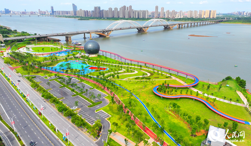 航拍南昌市红谷滩区赣江市民公园，水清岸绿，美不胜收。人民网 朱海鹏摄