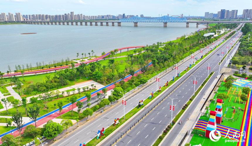 航拍南昌市红谷滩区赣江市民公园，水清岸绿，美不胜收。人民网 朱海鹏摄