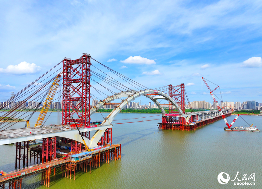 南昌市復興大橋項目建設工地，工人在加緊建設橋梁主梁。人民網 朱海鵬攝