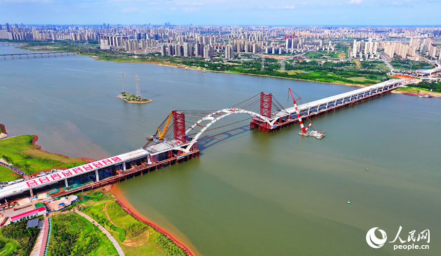 南昌市復興大橋項目建設工地，工人在加緊建設橋梁主梁。人民網 朱海鵬攝