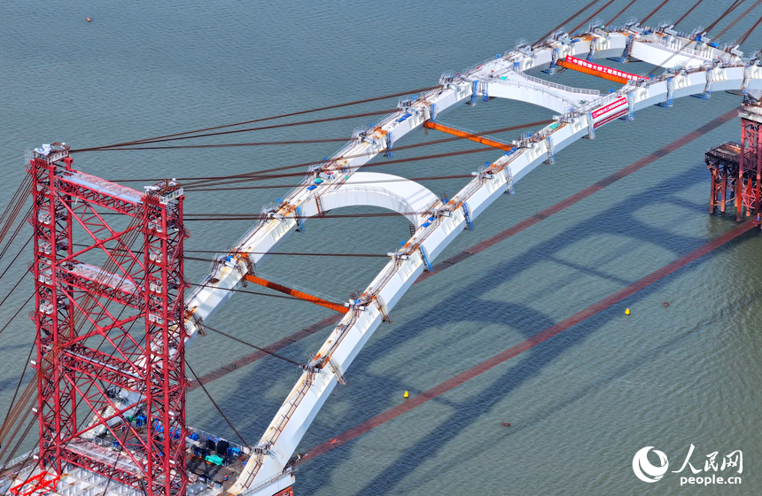 南昌市復興大橋項目建設工地，工人在加緊建設橋梁主梁。人民網 朱海鵬攝