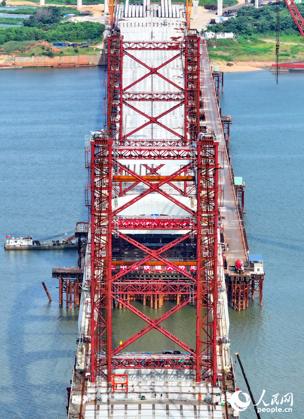 南昌市復興大橋項目建設工地，工人在加緊建設橋梁主梁。人民網 朱海鵬攝