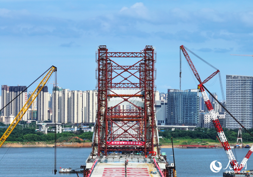 南昌市復興大橋項目建設工地，工人在加緊建設橋梁主梁。人民網 朱海鵬攝