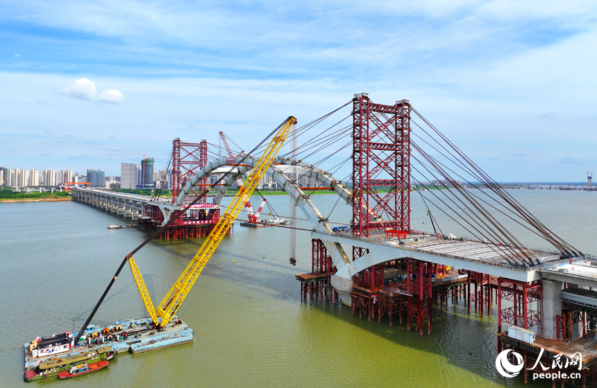 南昌市復興大橋項目建設工地，工人在加緊建設橋梁主梁。人民網 朱海鵬攝