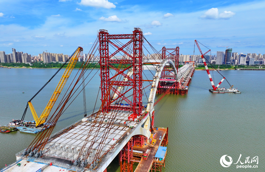 南昌市復興大橋項目建設工地，工人在加緊建設橋梁主梁。人民網 朱海鵬攝