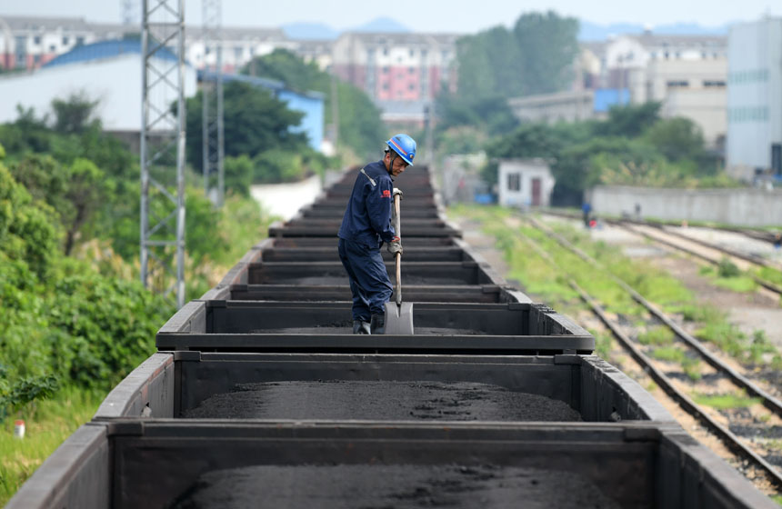 車站煤碳儲備中心內，工作人員正冒著高溫作業。 胡國林攝