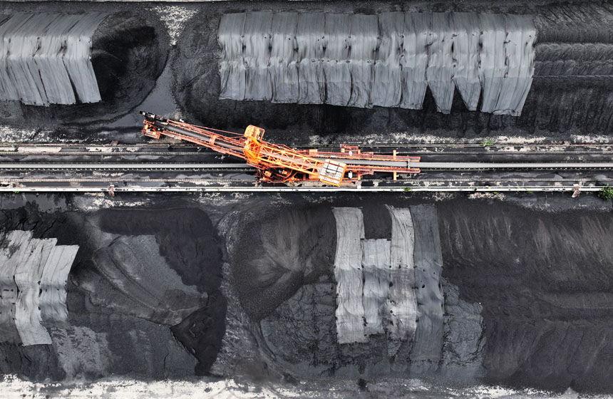 電煤通過傳輸帶源源不斷輸送到煤碳基地。 胡國林攝