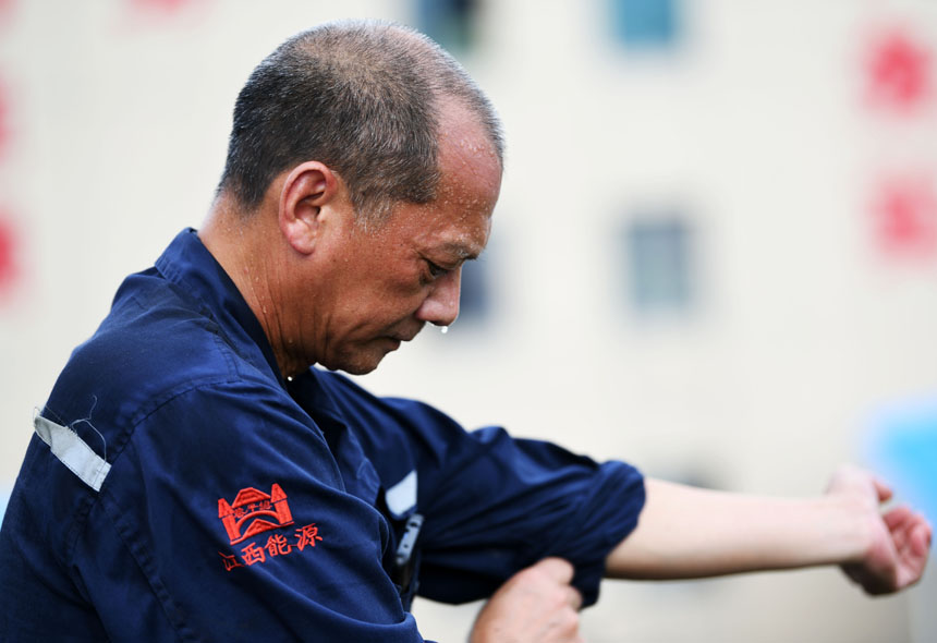 車站煤碳儲備中心內，工作人員正冒著高溫作業。 胡國林攝