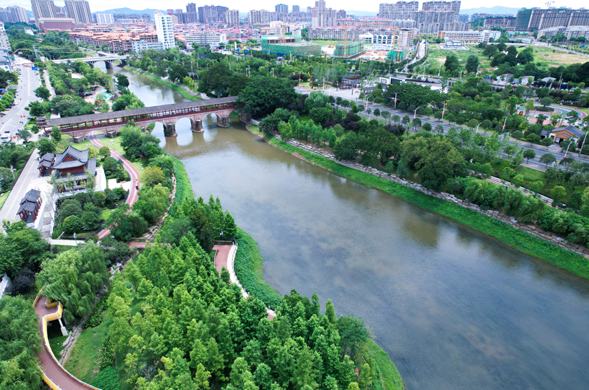 公園以生態循環為核心，打造水清岸綠景美的生態廊道。楊鑫攝