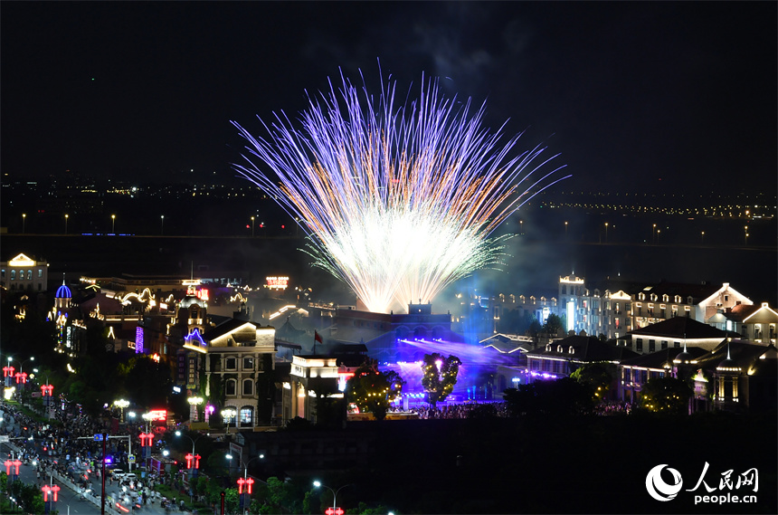 8日晚，南昌县原城纪首场拾光烟花秀表演在景区举行，璀璨烟花点亮夜空。 人民网记者 时雨摄