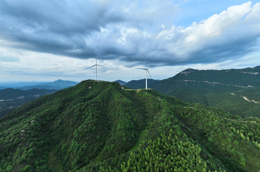 风力发电机组与连绵的青山构成了一幅夏日美景图。李建平摄
