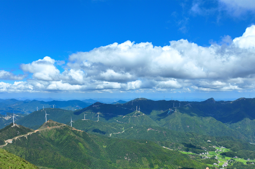 风力发电机组与连绵的青山构成了一幅夏日美景图。李建平摄
