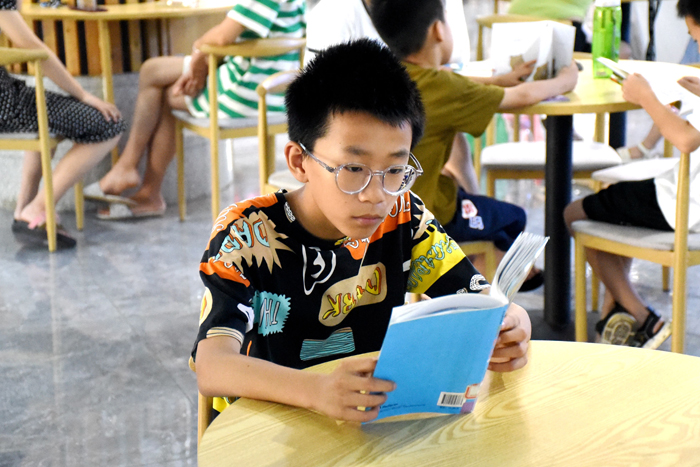 孩子們正在閱讀自己喜歡的書籍。袁榮生攝