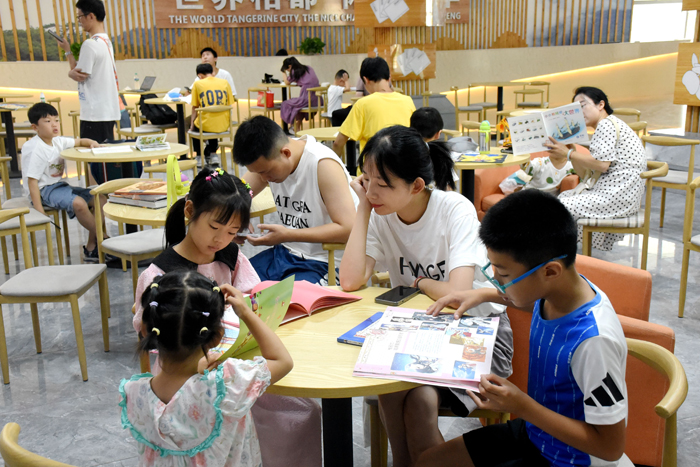 孩子們在家長帶領和陪伴下，閱讀自己喜歡的書籍。袁榮生攝