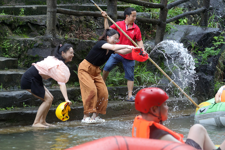 宜丰县黄垦镇九天国家4A级旅游景区峡谷漂流点，景区安全员（左三）守护游客安全。何贱来摄