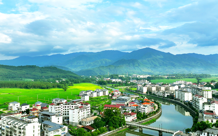 航拍宜豐縣黃墾鎮、潭山鎮、天寶鄉一帶，稻田、樓房、河道相映成景，宛如畫卷。何賤來攝