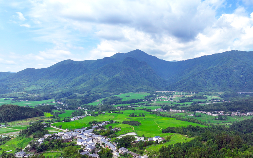 航拍宜豐縣黃墾鎮、潭山鎮、天寶鄉一帶，稻田、樓房、河道相映成景，宛如畫卷。何賤來攝