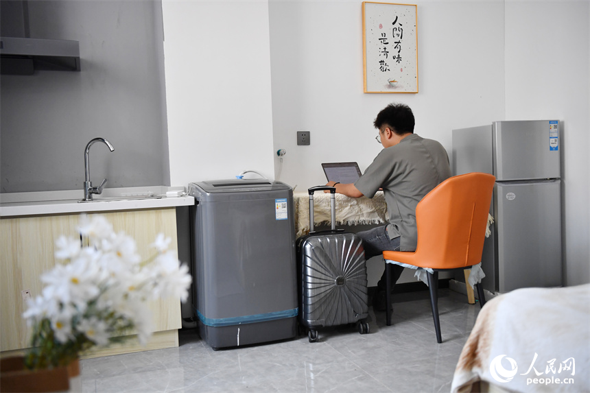 在“洪漂驛站”公寓內，大學生通過電腦投遞簡歷、查詢適合自己的工作。 人民網記者 時雨攝