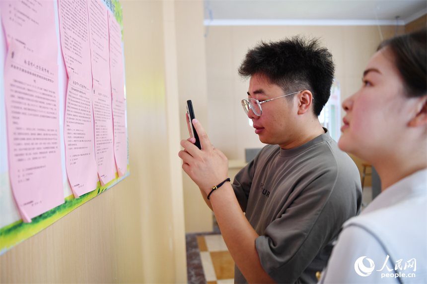 在“洪漂驛站”人才共享空間，來昌求職的大學生查看招聘啟事。 人民網記者 時雨攝