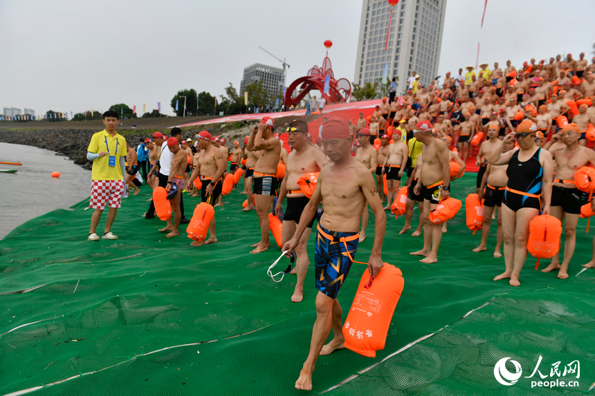 南昌市举行千人横渡赣江活动。图为活动现场。 人民网记者 时雨摄