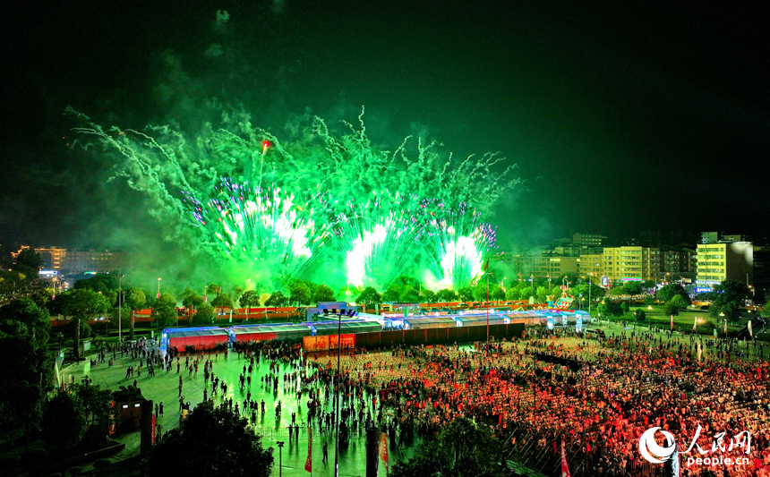 开幕式现场，色彩斑斓的烟花相继在夜空中绽放。人民网 朱海鹏摄