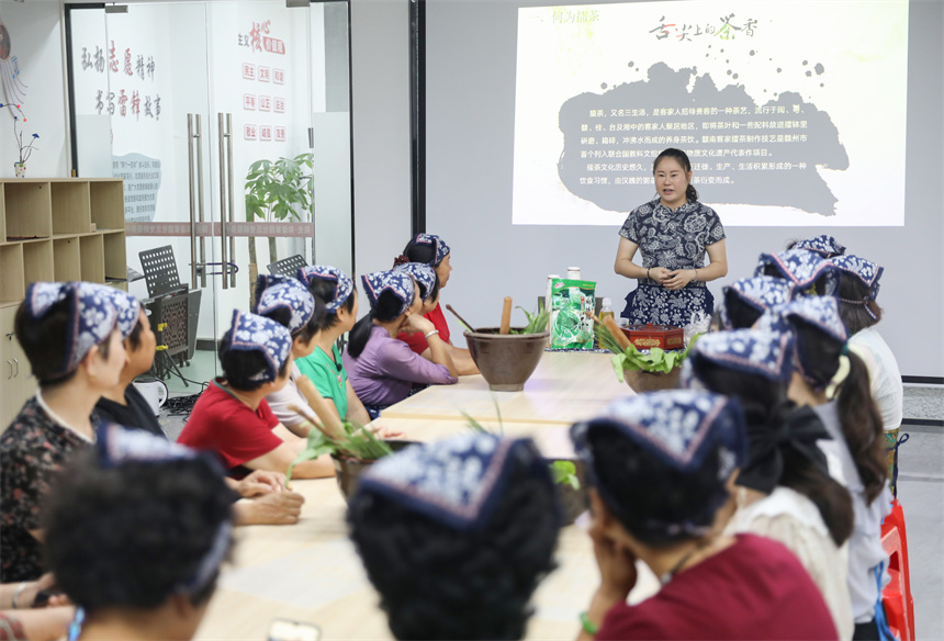 非遗传承人正在讲授客家擂茶的制作技巧。钟万汕摄