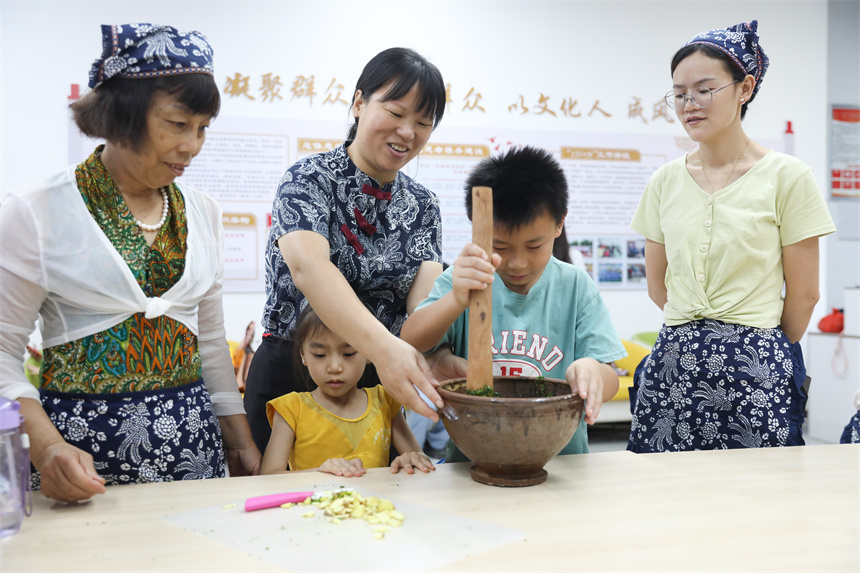 小朋友正在体验制作擂茶。钟万汕摄
