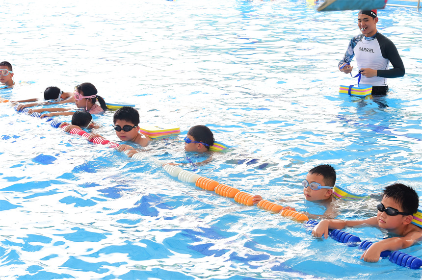 孩子們正在學習游泳，享受游泳的樂趣。呂春華攝