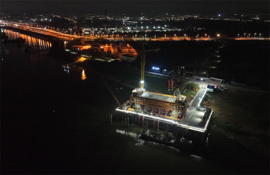 20日凌晨，昌九高铁扬子洲赣江公铁大桥赣江西支主桥G32号主墩主塔下横梁进行浇筑施工。 张学东摄