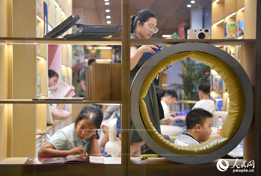 夏夜，家长和孩子们在书房里阅读。 人民网记者 时雨摄